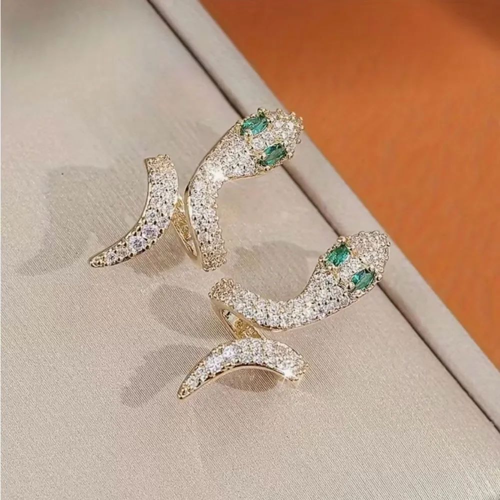 🐍 Betsey Johnson glistening crystal snake studs with green crystal eyes 🐍 - Picture 4 of 8